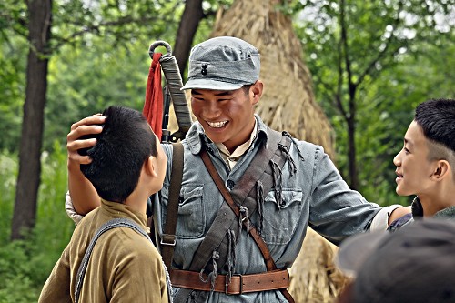 嘎子谢孟伟主演王新,周楚楚,王珂新浪娱乐讯 抗战剧《我要当八路》
