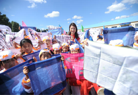 刘芳菲和她发起的绿色手绢计划，多一个使用手绢的孩子，就多一份环保的力量