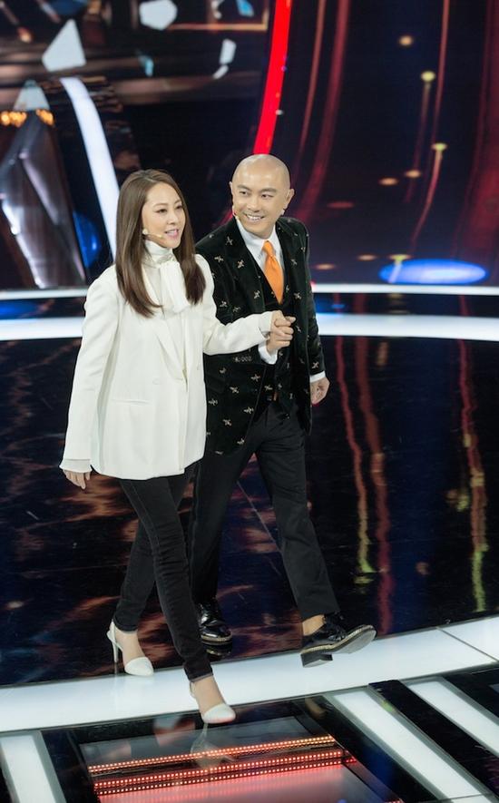 张茜助阵张卫健夫妻神同步羡煞旁人