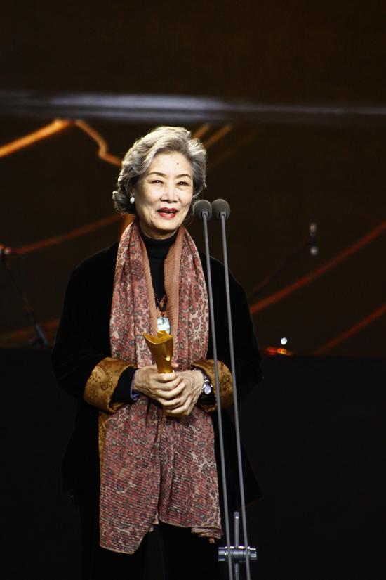 著名演员吕中获时尚先生年度致敬人物