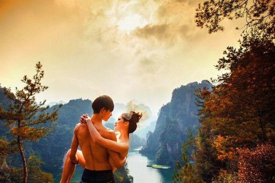 情侣在张家界景区拍裸体婚纱照引争议组图