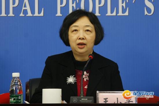 市环保局局长王小平向媒体解读《长沙市应对霾天气全社会联动方案》.