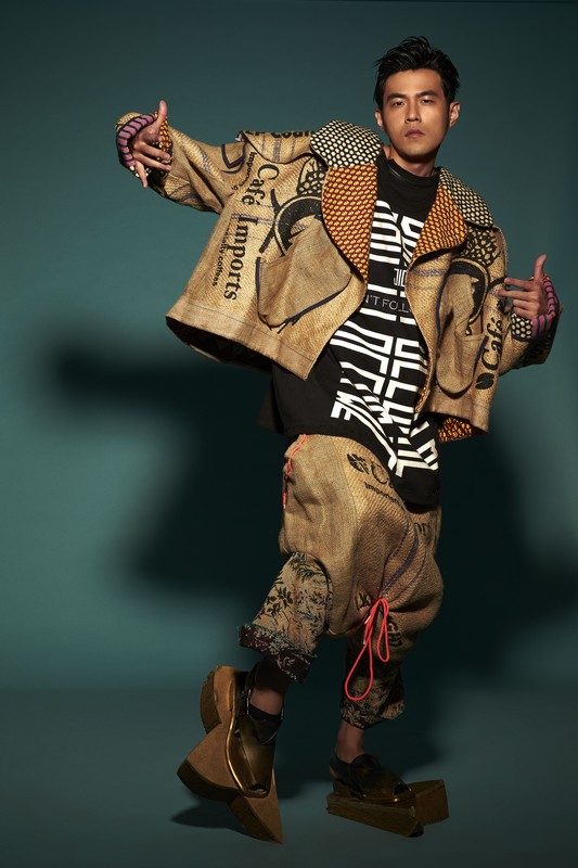 周杰伦婚前发新专辑《哎哟,不错哦》