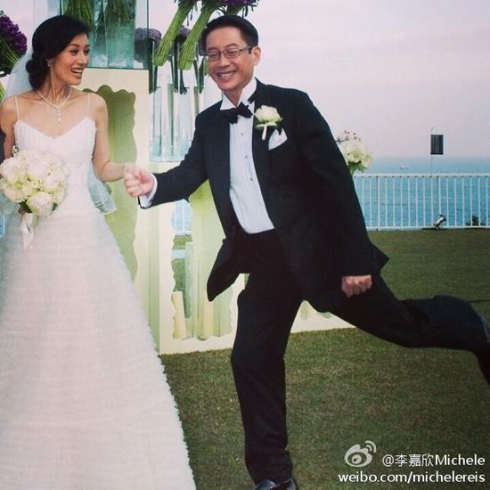 李嘉欣晒老公儿子帅照父子装温馨有爱