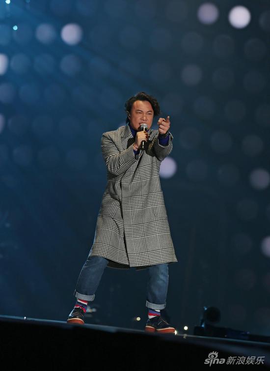 陈奕迅献唱mama颁奖礼 与exo玩自拍