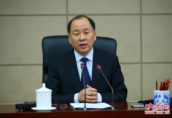 人大法制工作委员会副主任王新民接受采访