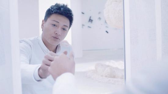 多亮《床沿》MV