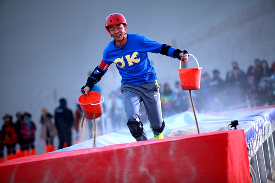 跑男郑恺一秒变骆驼 遭hold姐调戏摸下巴