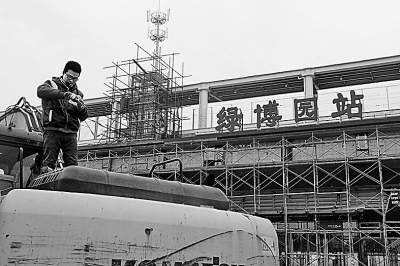 12月4日,绿博园站已装上站牌.记者 王铮摄