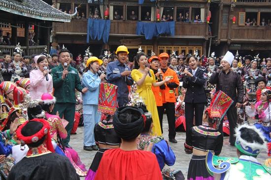 刘媛媛与八位职工代表合唱