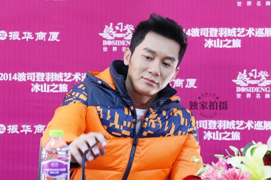 12月6日,内地著名男演员李晨空降山东振华人民商场,出席某商业活动.