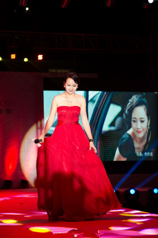 陈姿《蓝色的初夏恋曲》变时尚小资送暖