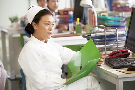 史可饰演林思新浪娱乐讯 由赵宝刚[微博],王迎执导的电视剧《青年医生