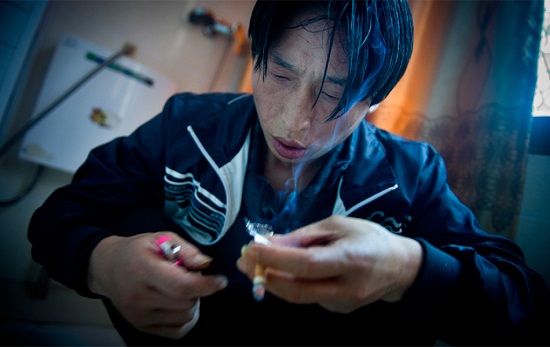 三亚男子毒瘾发作高速上停车吸毒