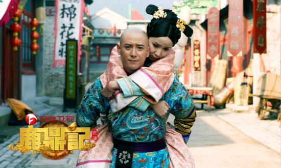 韦小宝(韩栋饰)与建宁公主(娄艺潇饰)