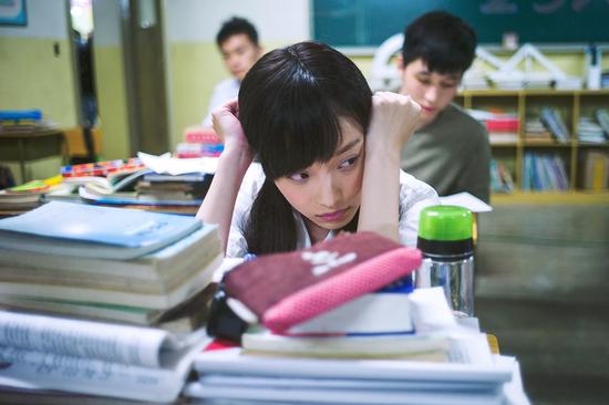 倪妮饰演高中生