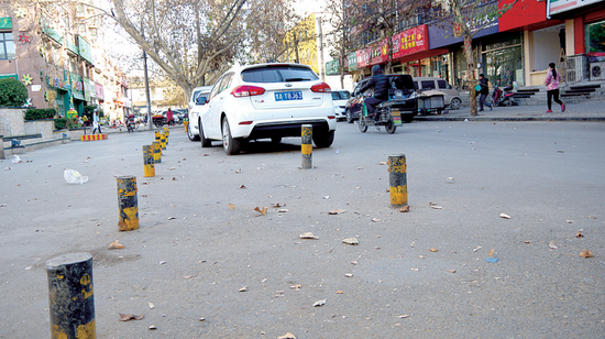 郑州长期占道机动车名单公布 路上隔离桩将拆
