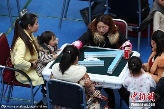 重庆妈妈带女儿商场打麻将市民惊呼从娃娃抓起