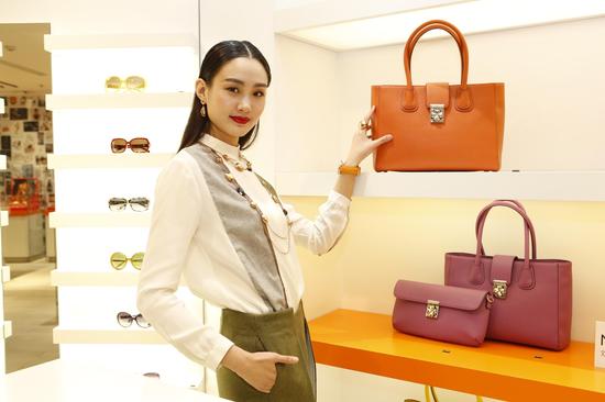 超模张帆在folli follie北京东方新天地店铺出席活动