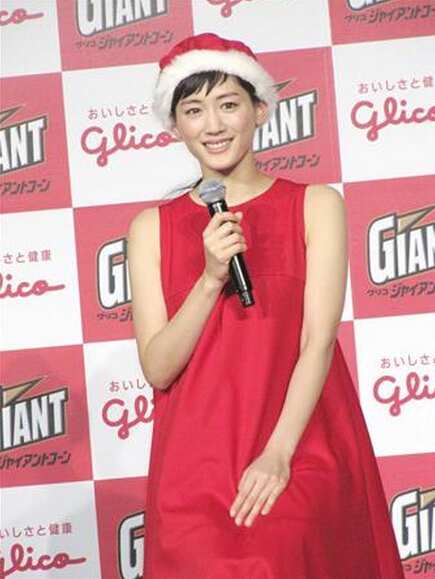 12月14日东京绫濑遥红色无袖长裙cos圣诞老人出席活动
