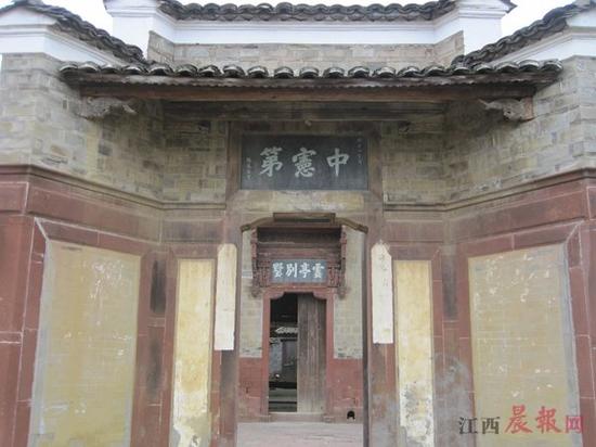 云亭别墅大门.本版图片 徐柳平 图