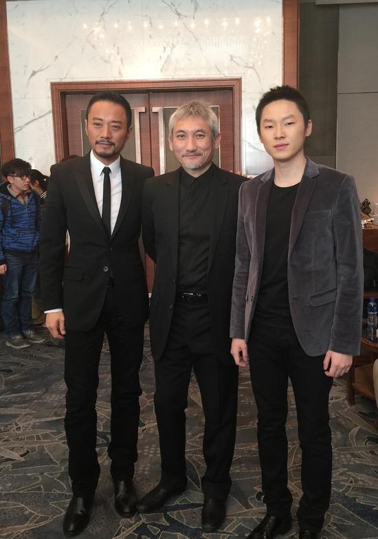 梁博不仅献声演唱，还与导演徐克、张涵予亲密合影留念