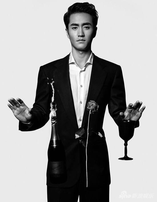 电影版虽遭吐槽,但丝毫不影响票房;而电视版在网络的热播,男主角杨玏