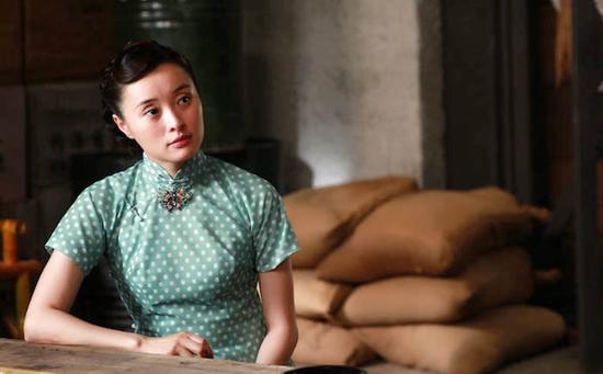 吴越《虎口拔牙》旗袍秀雅致多彩