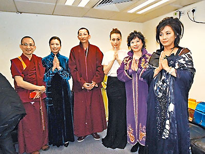 容祖儿与从台湾来港出席的女歌手齐豫（右）出席《梵海和音•祈愿世界和平2015慈善音乐会》。