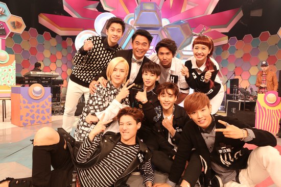 uniq登台湾《综艺大热门》演绎女团舞蹈