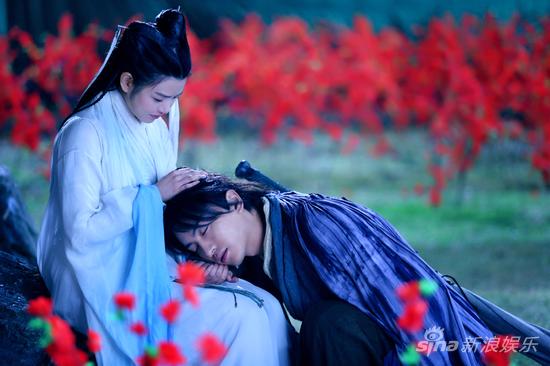 杨过靠在小龙女腿上