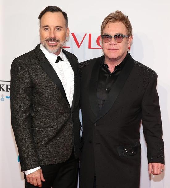 埃尔顿约翰与男友21年恋情修成正果办婚礼