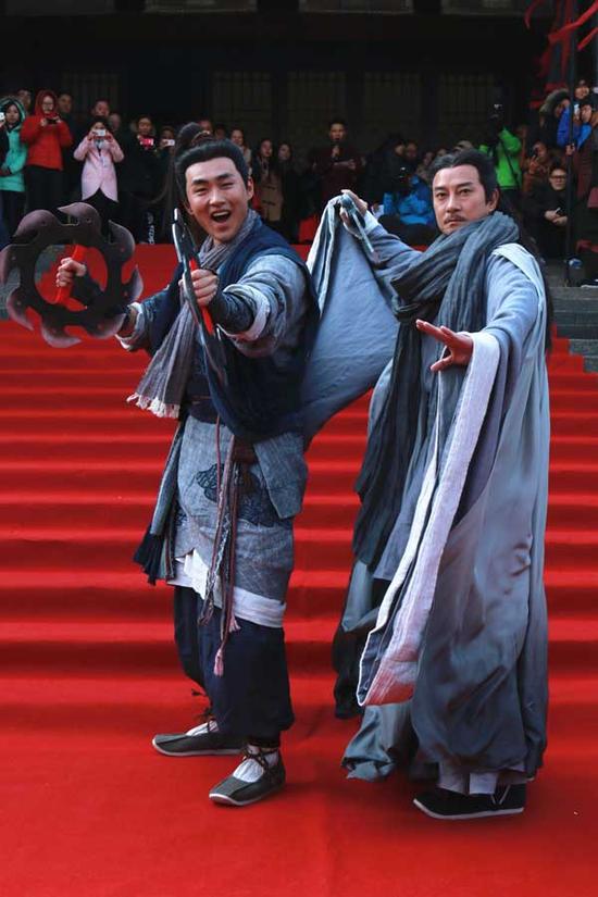 王彦霖（左）喜感亮相