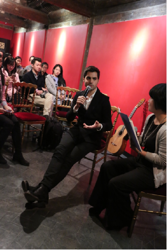 米洛什与乐迷分享专辑