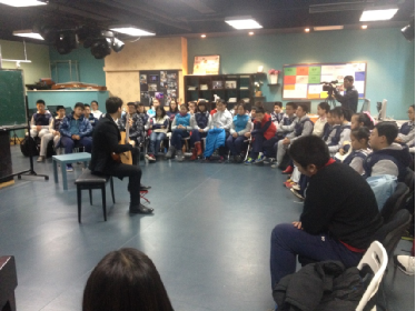 米洛什为学生们演奏