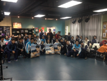 米洛什为大家送上签名海报