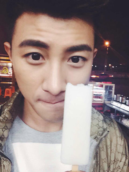 大左发照玩自黑 得瑟吃冷饮引嫉妒