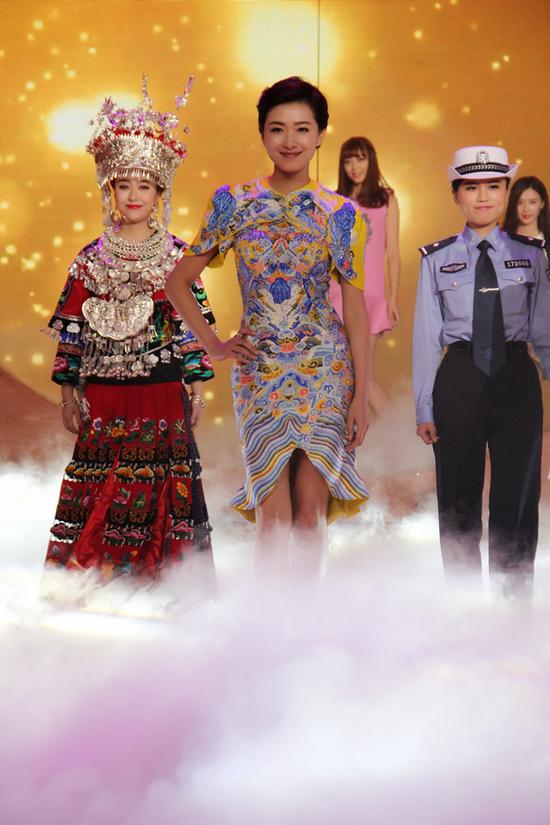 万茜穿“龙袍”亮相《天天向上》