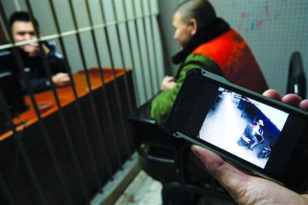 昨天,记者在杨浦区看守所见到了犯罪嫌疑人林某,他就是行窃视频中的那