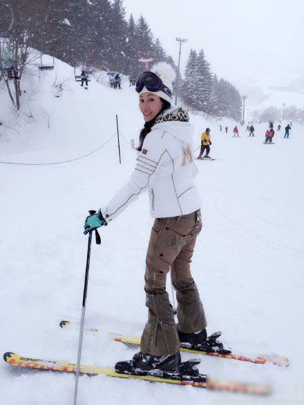 李嘉欣滑雪