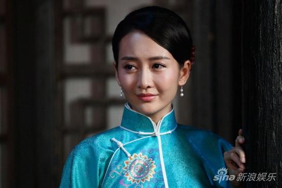 张嘉译剧中抱王鸥王鸥表情忧郁