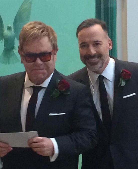 埃尔顿约翰与同性男友正式举办婚礼