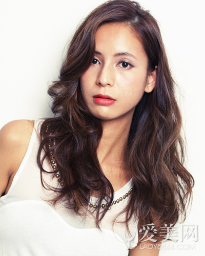 柔顺的头发经过烫染后呈现精致的蛋糕卷发型,展现出个性气质的一面.