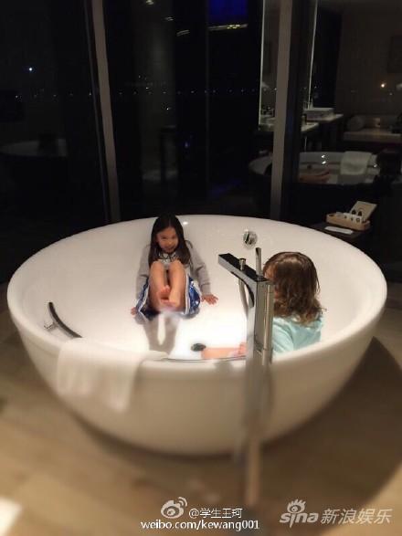 刘涛女儿和小伙伴霸占浴缸