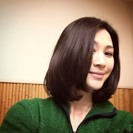 童蕾晒女儿背影照 爱女相伴冬至分外温暖