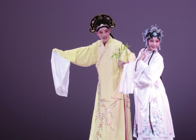 翁佳慧(右)和青年旦角朱冰贞正在演出.王俭 摄