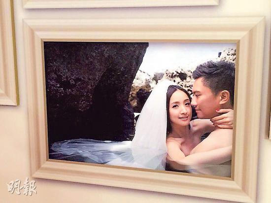 林依晨的婚宴上展示两人的恩爱结婚照,一对新人在水中沐浴爱河.