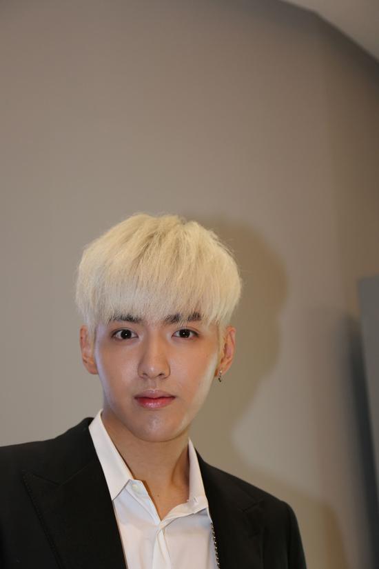 吴亦凡广州做最浪漫的事 给歌迷送花