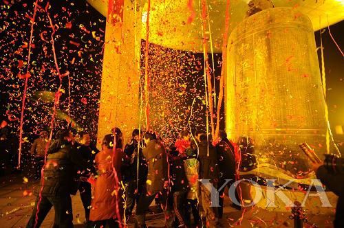 央视就将黄山的第一缕阳关搬进了画面当中,引来无数人的赞叹.