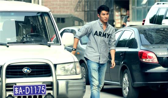 新浪娱乐讯 公安题材大戏《清网行动》孟召重诠释热血刑警鲁齐鸣一角